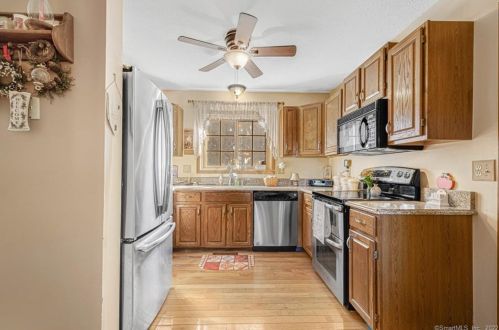 35 Brookview Ln, Middletown, CT 06457-2100