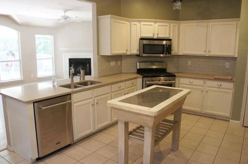 7008 Auckland Dr, Austin TX  78749-4166 exterior