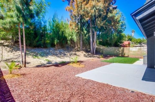 1461 Darwin Dr, Oceanside CA  92056-3042 exterior