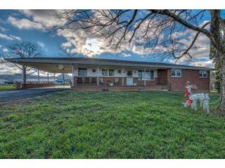 1002 Memorial Dr, Castlewood, VA 24224-5425