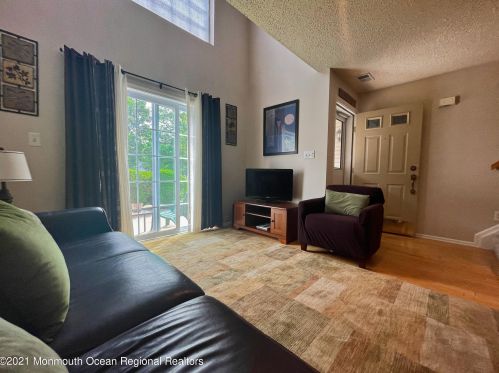 52 Phoenix Ct, Tinton Falls, NJ 07712-7772