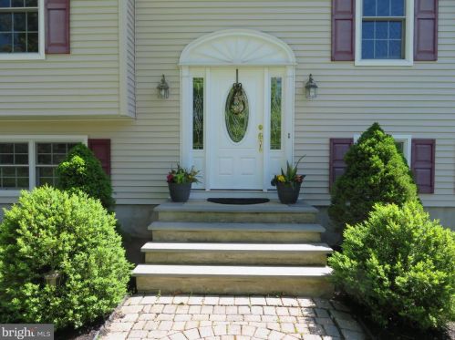 10 Kent Ct, Annandale, NJ 08801-3332