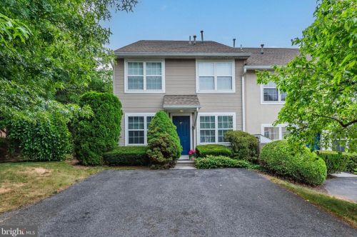 17 Courtyard Dr, Carlisle, PA 17013-1393