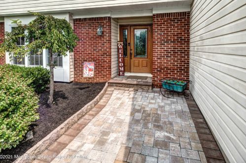 47 Branson Dr, Lincroft, NJ 07738-1362