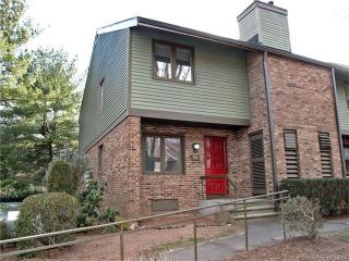 59 Hunters Ln, Hartford, CT 06111-4526