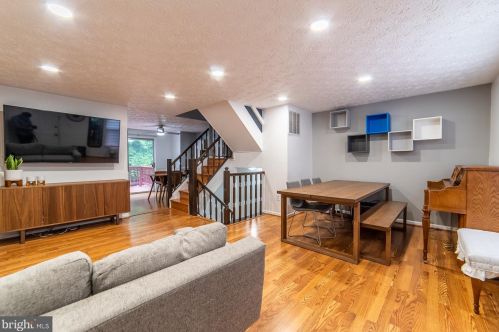 9189 Forest Breeze Ct, Springfield, VA 22152-2155