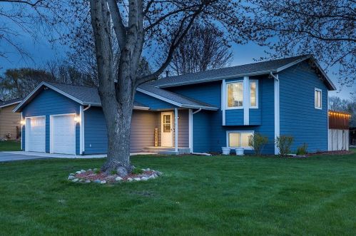 673 Concord Dr, Chaska, MN 55318-1618