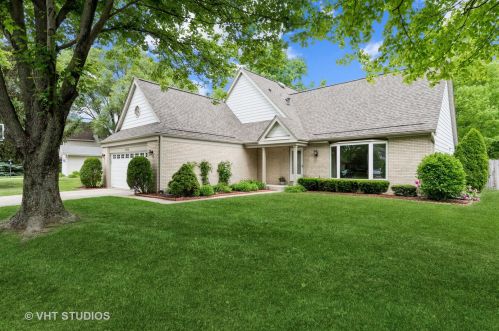 110 Birchwood Dr, Naperville, IL 60540-4204