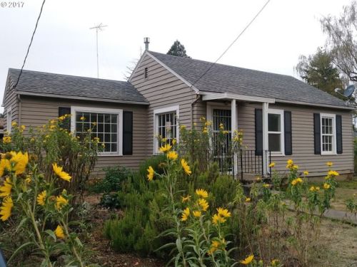 400 3rd St, Silverton, OR 97381-1754