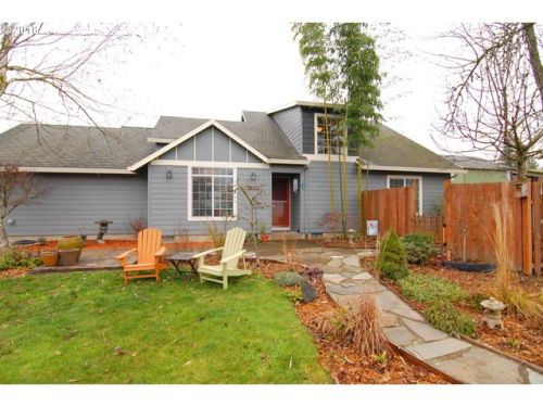489 8th St, Dundee, OR 97115-9628
