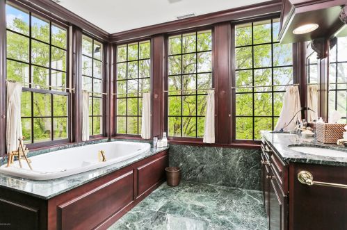 672 Lake Ave, Greenwich CT  06830-3854 exterior