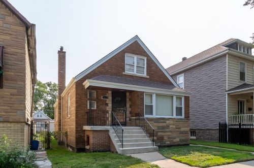 8611 Burnham Ave, Chicago, IL 60617-3105
