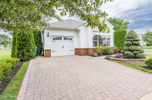 55 Kensington Rd, Lakehurst, NJ 08759-6256