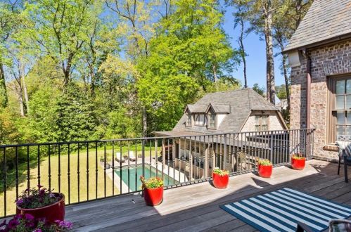 4262 Brookhaven Dr, Atlanta GA  30319-3010 exterior