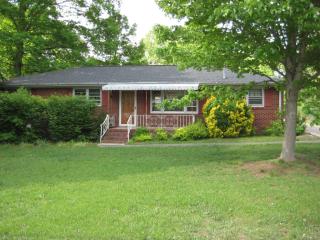16 Hampshire Dr, Taylors SC  29687-3824 exterior