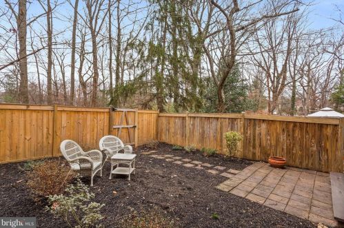 2141 Colts Neck Ct, Herndon, VA 20191-1841
