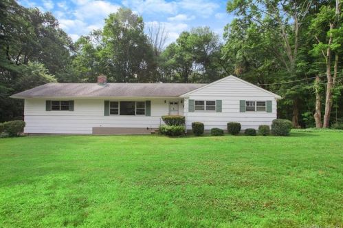6 Pumpkin Ln, Norwalk, CT 06851-1420