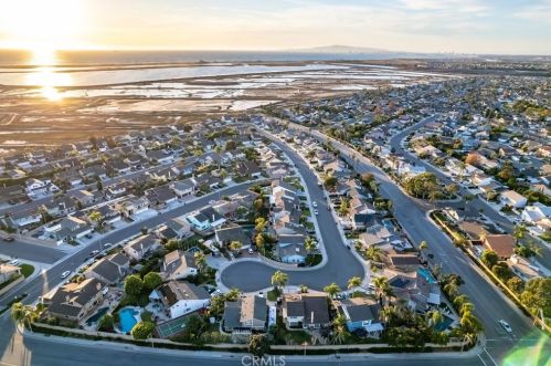 5892 Bellfield Ln, Huntington Beach CA  92648-1041 exterior
