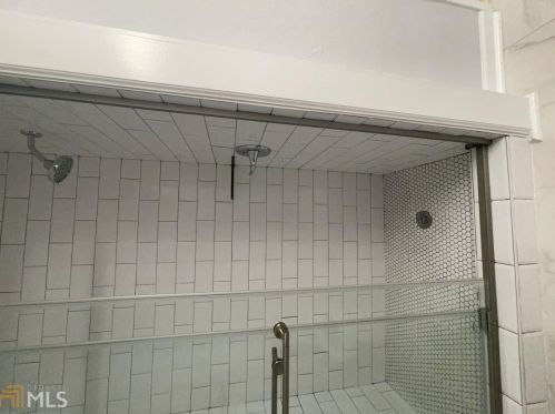 71 Montre Sq, Atlanta GA  30327-4044 exterior