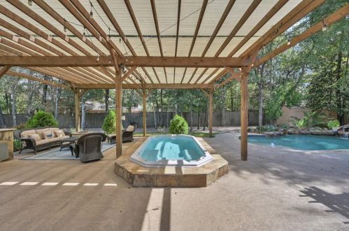 9010 Willow Spg Ln, Conroe TX  77302-3496 exterior