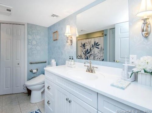 31 Wadsworth Ln, Wallingford CT  06492-2876 exterior
