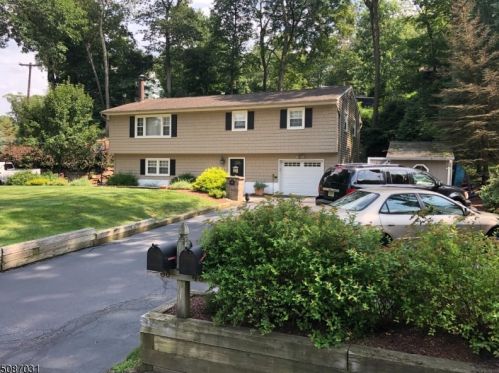 43 Adelphi Trl, Hopatcong, NJ 07843-1766