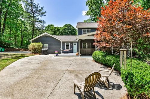7225 Hunters Branch Dr, Atlanta GA  30328-1718 exterior