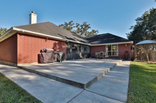 638 Wagon Wheel Trl, Angleton TX 77515-2733 exterior