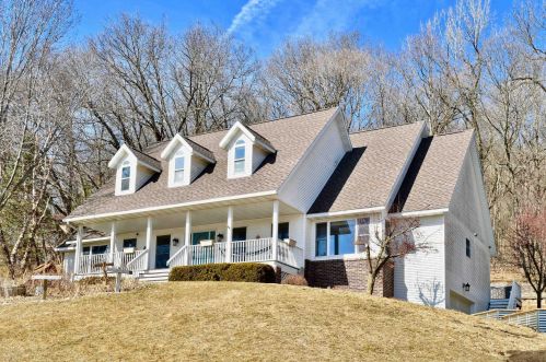 551 Bluff Dr, La Crescent, MN 55947-9744
