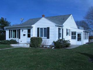18 Arbor Ter, Tiverton, RI 02878-1405