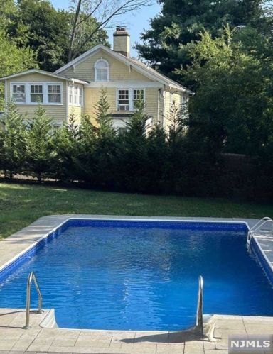 37 Bryden Pl, Ridgewood, NJ 07450-1626