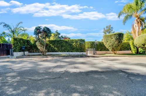 1664 Las Flores Dr, Glendale CA  91207-1200 exterior