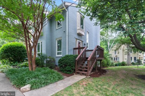 2052 Chadds Ford Dr, Herndon, VA 20191-4012