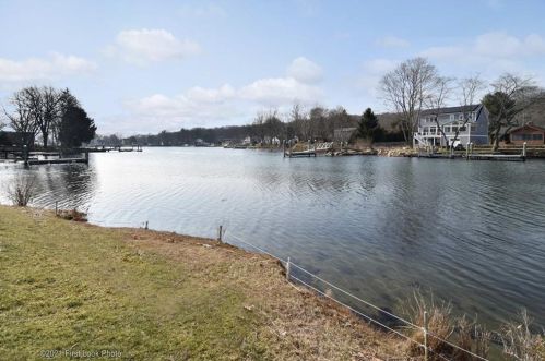 70 River Dr, South Kingstown, RI 02882-2735