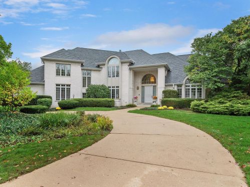 9 Ridge Farm Rd, Willowbrook, IL 60527-5180
