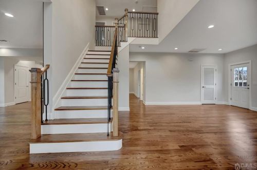 55 Walnut St, Edison, NJ 08817-3241