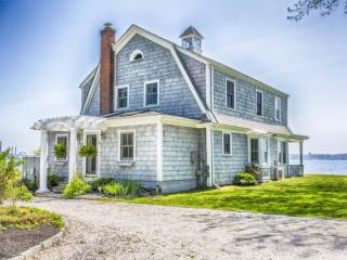 4 Calder Dr, Warren, RI 02885-1408