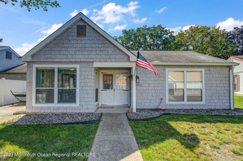 757 Liverpool Cir, Lakehurst, NJ 08759-5381