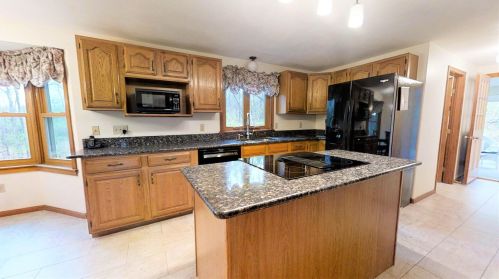 7 Suzanne Cir, Plaistow, NH 03865-2550