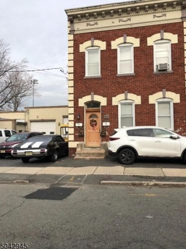 90 Centre St, Nutley, NJ 07110-3720