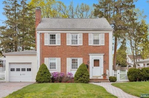 39 Harvey Ave, Rochelle Park, NJ 07662-3107