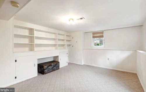 8421 Chippewa Rd, Philadelphia PA 19128-1206 exterior