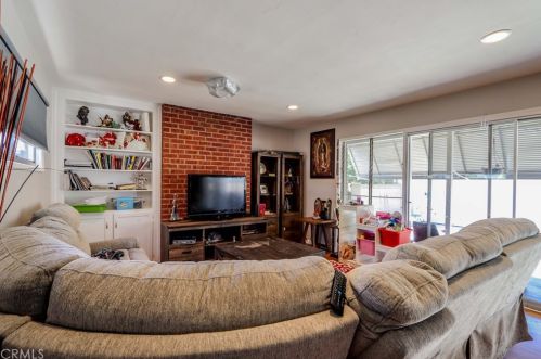 2014 Valencia St, Santa Ana CA  92706-2937 exterior