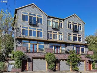 4041 Kelly Ave, Portland, OR 97239-4316