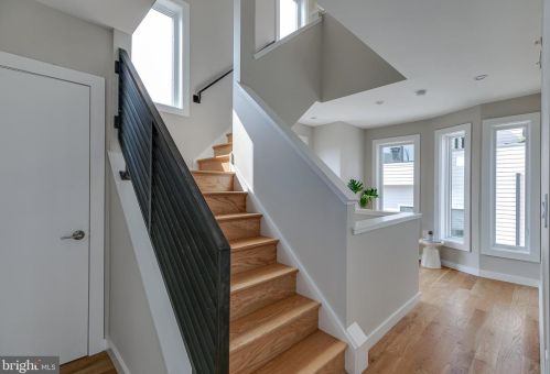 720 4 St, Philadelphia PA 19147-3127 exterior