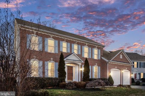 8172 Tillinghast Ln, Gainesville, VA 20155-3823