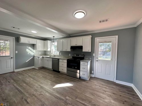717 Bernard Dr, Warner Robins GA  31093-3063 exterior