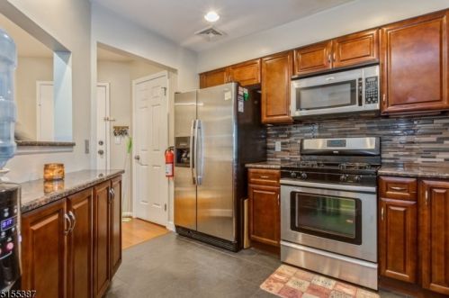 32 Boulder Run Rd, Paterson, NJ 07501-3356