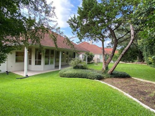 16 Falling Oaks Trl, Austin TX  78738-1330 exterior