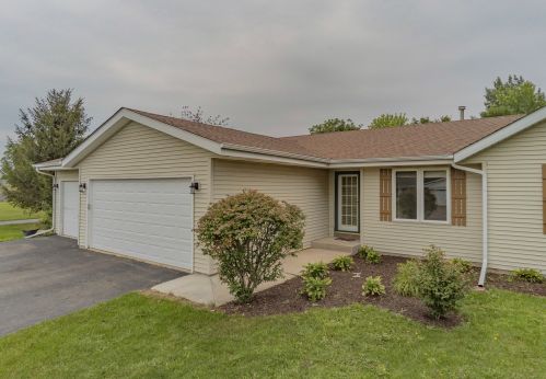109 Sunny Hill Dr, Davis Jct, IL 61020-9411
